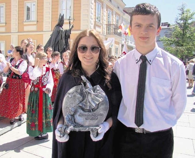 Monika Cież i Damian Kaczmarczyk z gimnazjum w Rabie Niżnej z przechodnią statuetką prymatu za promowanie nauki papieża