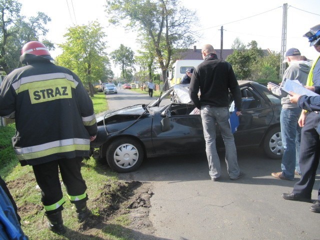 Tragiczny wypadek w Śmiechowicach. Opel vectra uderzył w słup energetyczny i dachował. Kierowca jest ranny, pasażer zginął na miejscu.