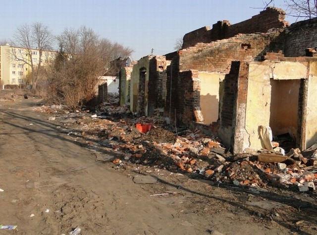 Resztki z rozebranych domów przy ulicy Beliny - Prażmowskiego szpecą całą okolicę.