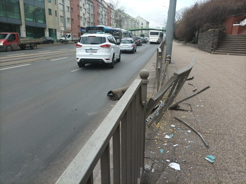 Autokar wjechał w barierki. Kierowca chciał ominąć zator na drodze [ZDJĘCIA]