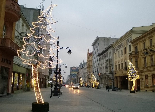 Łódzka iluminacja świąteczna składa się z 77 stelaży w kształcie kilkumetrowych choinek i ośmiu par sań.