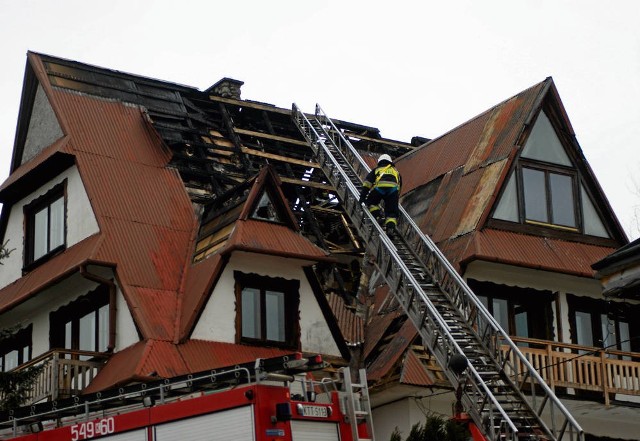 Spalony dach domu w Bukowinie zabezpieczali strażacy