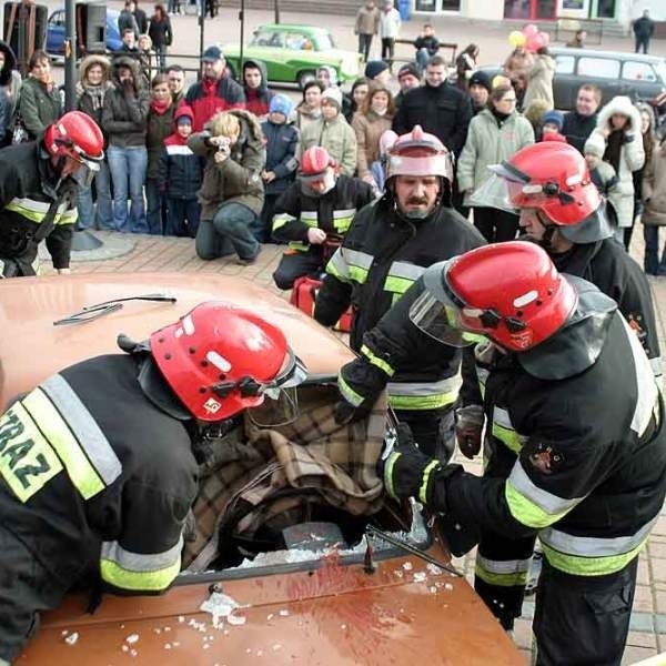 Strażacy ratują ofiarę wypadku drogowego.