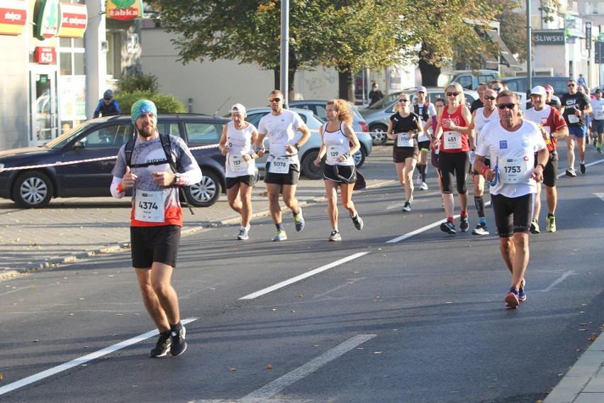 Zdjęcia z maratonu w Poznaniu 2018 - biegacze na pierwszym...