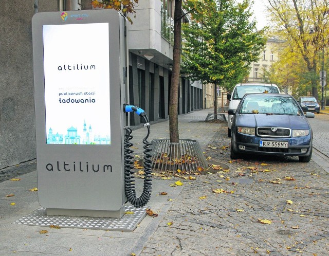 18 października ub. roku na  placu Na Groblach oddano do użytku stację ładowania pojazdów elektrycznych. Podano, że to realizacja umowy między Gminą Kraków a Smart City Polska