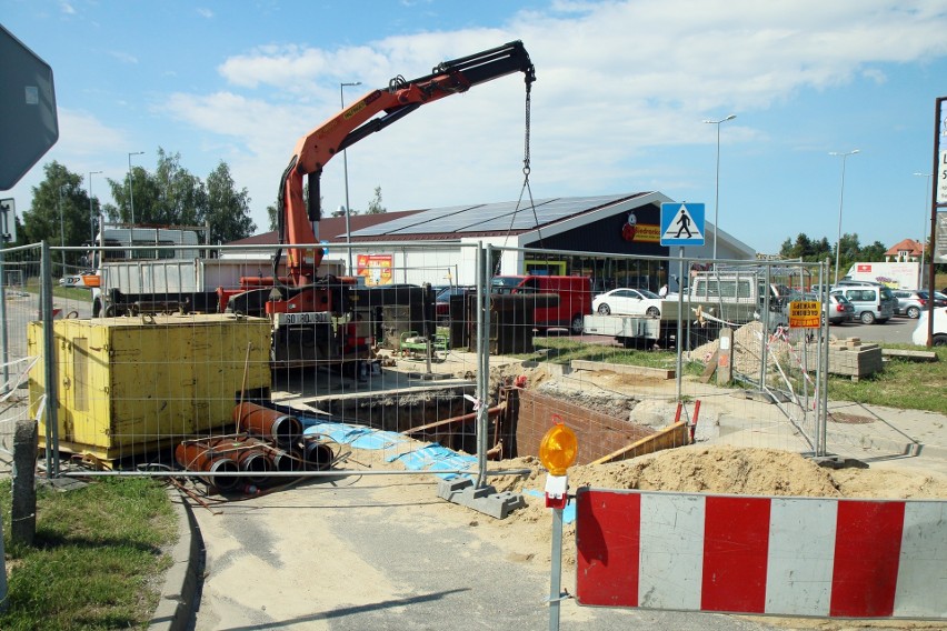 Będzie sieć sanitarna przy ul. Głównej. – Nie widać robotników, niepotrzebnie zamknęli ulicę - mówi Czytelnik. MPWiK: sieć jest układana