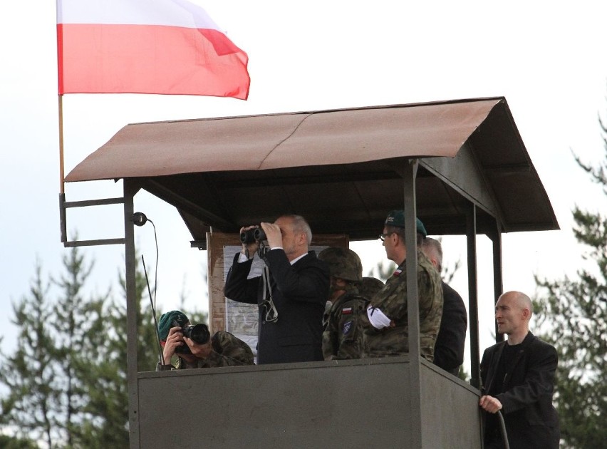 Antoni Macierewicz na poligonie w Nowej Dębie. Chwalił pokaz bojowy, był na mszy