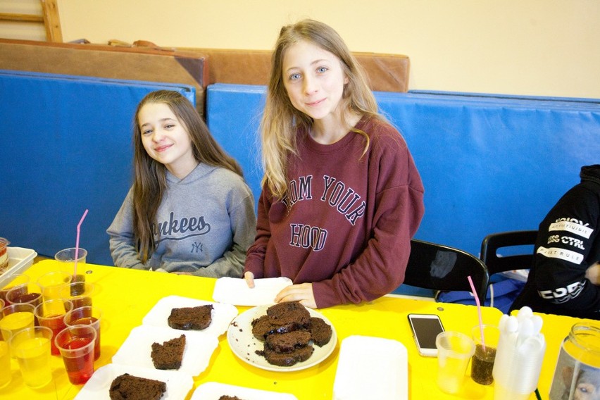 Dzieci z Bochni zorganizowały charytatywną kawiarenkę dla...