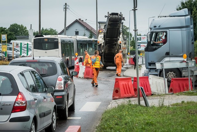 W związku z przebudową ul. Łochowskiej w Bydgoszczy, drogowcy wprowadzają kolejne ograniczenia w ruchu. Od środy (27.03) na skrzyżowaniu ulic Łochowskiej i Nakielskiej kierowców czekają kolejne utrudnienia. W tym miejscu obowiązywał będzie ruch wahadłowy. Szczegóły inwestycji na kolejnych slajdach >>>Flash Info odcinek 7 - najważniejsze informacje z Kujaw i Pomorza