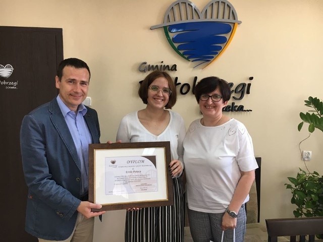 Nagrodę dostała ósmoklasistka z Białobrzegów Emilia Potora. Na zdjęciu z mamą i burmistrzem Adamem Bolkiem.