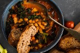 Pomysł na obiad. Ribollita z warzywami, czyli toskańska zupa z fasoli i jarmużu [PRZEPIS] 