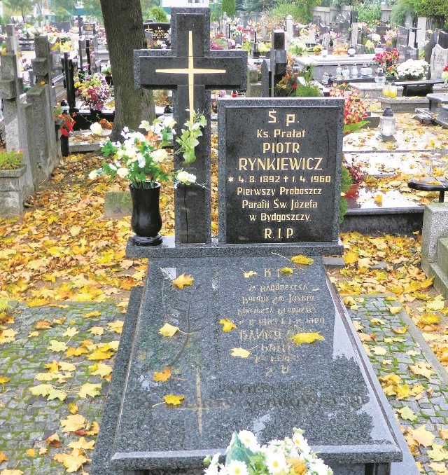 Pierwszy proboszcz parafii św. Józefa spoczął  na cmentarzu przy ul. W. Bełzy (nekropolia położona tuż obok kościoła)