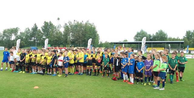 Wielu młodych adeptów futbolu wzięło udział w piłkarskich warsztatach ze Sławomirem Peszką i Radosławem Majewskim