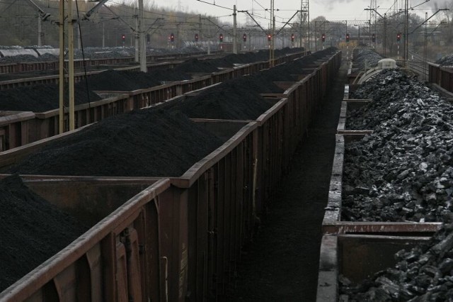 Codziennie do Zdzieszowic dociera z Rybnika 15 tysięcy ton węgli koksujących. Transportuje je PKP.