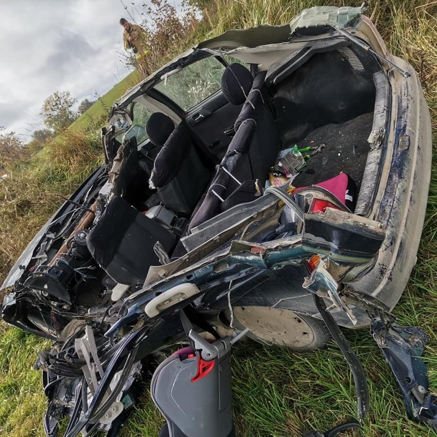 Czukty. Wypadek na drodze lokalnej. Opel astra zderzył się z koparką. Kierowca osobówki został przetransportowany do szpitala śmigłowcem LPR