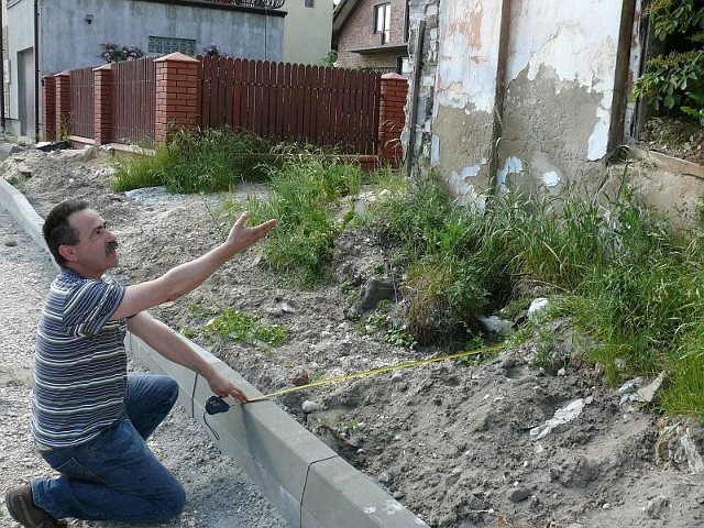 Grzegorz Drobiecki nie może zrozumieć, dlaczego chodnik przy ulicy Konopnickiej nie jest robiony do samego muru budynku, tylko zostawia się 30 &#8211; 50 centymetrów pasa zieleni, gdzie &#8211; jak pokazuje &#8211; będą rosły same chwasty. 