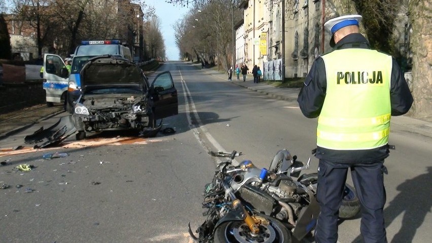 Zabrze: groźny wypadek motocyklisty. Wyprzedzał na łuku [ZDJĘCIA]