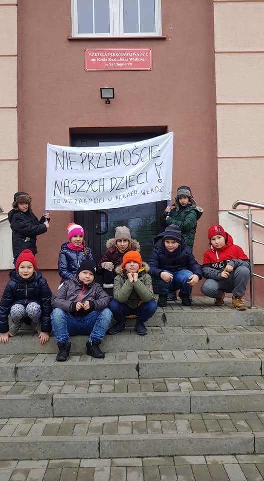 Co ze Szkołą Podstawową numer 2 w Sandomierzu? Rodzice protestują przeciwko przeprowadzce (ZDJĘCIA, WIDEO)