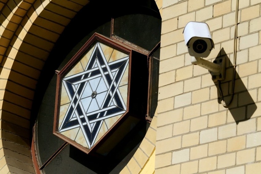 Mężczyzna powybijał szyby we wrocławskiej synagodze. Został już zatrzymany przez policję