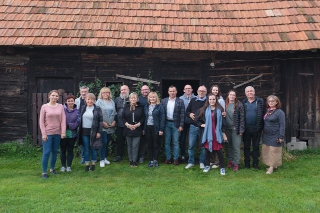 Grupa artystów wraz z Grzegorzem Dziubkiem, burmistrzem Włoszczowy oraz Stanisławem Gratką, gospodarzem obiektu podczas sierpniowego pleneru.