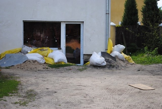 Niektóre domy w Solcu, usytuowane najbliżej Wisły, musiały workami chronić się przed powodzią