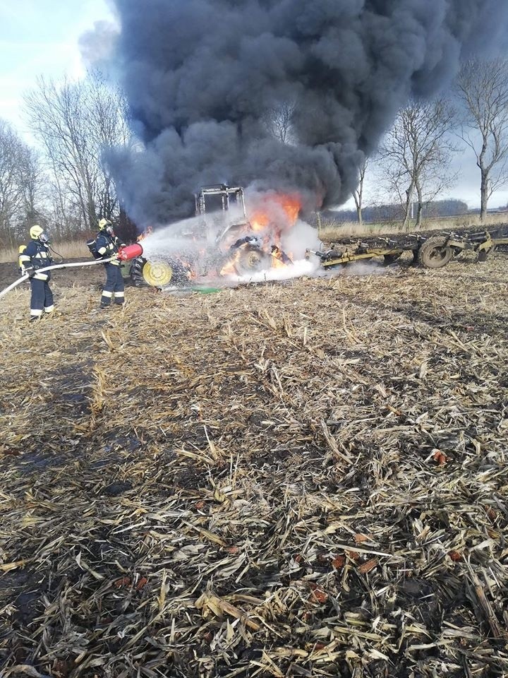 Ależ ogień! Pożar traktora na polu pod Wrocławiem
