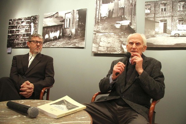 Janusz Buczkowski cieszył się z reakcji Marka Maciągowskiego ( z lewej) który po błyskawicznym przeczytaniu pierwszej części książki natychmiast poprosił o drugą.