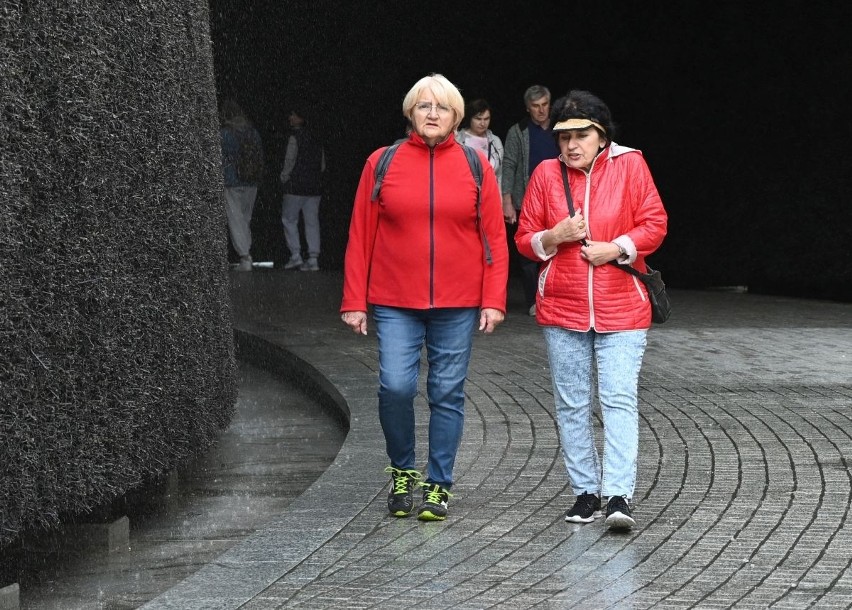 Duży ruch przy tężni i w Parku Zdrojowym w Busku-Zdroju. Mnóstwo spacerowiczów, kuracjuszy i turystów 