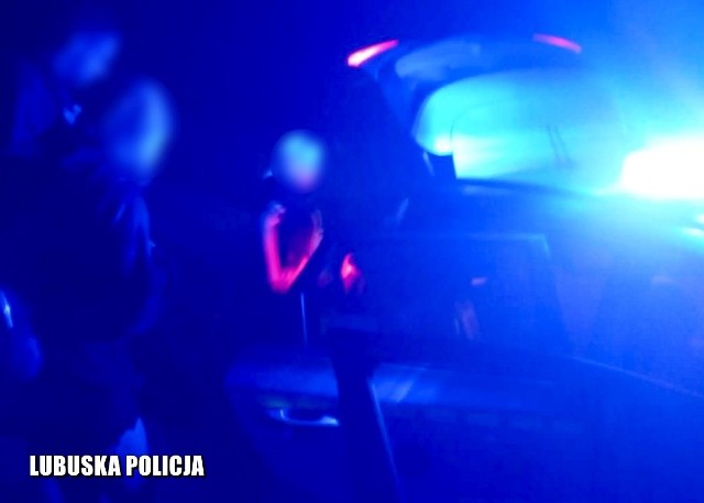 Policjanci z Międzyrzecza odnaleźli zaginionych na spływie kajakarzy.