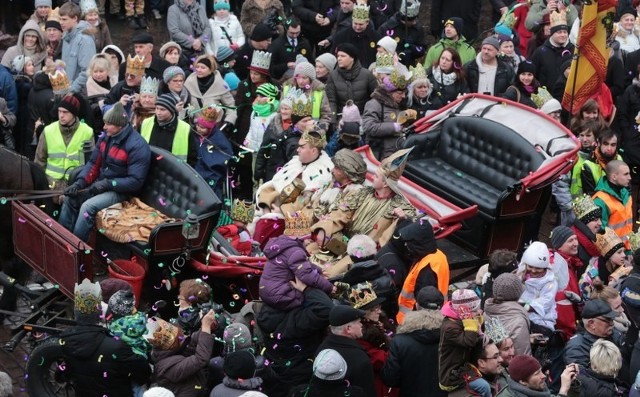 W Orszaku Trzech Króli coraz chętniej przebierają się i biorą udział w zabawie osoby starsze, nie tylko młodzież i dzieci