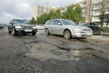 Parking przy Bora Komorowskiego zniszczony, ale go naprawią