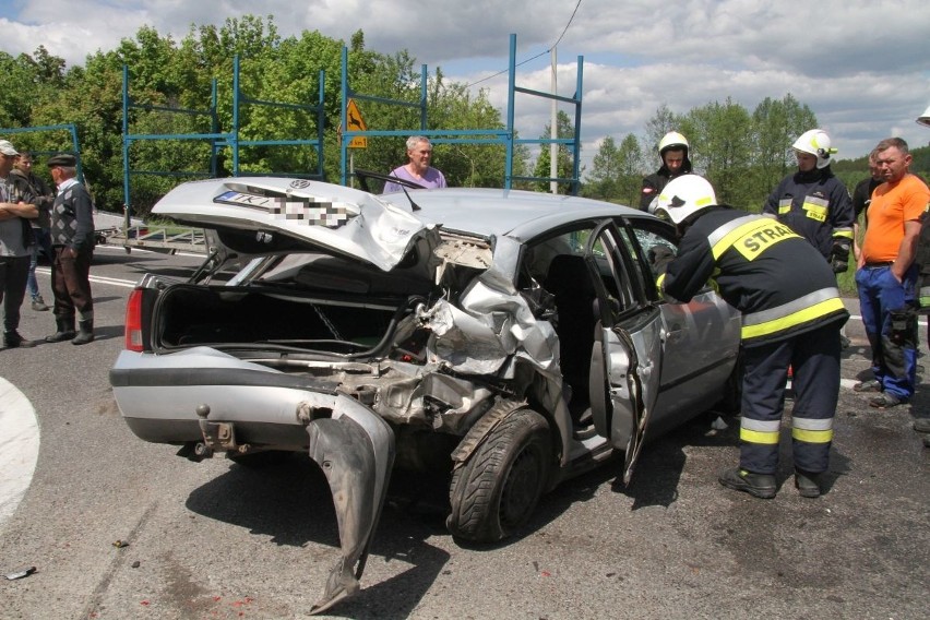 Gmina Mniów. Wypadek dwóch osobówek i lawety. Są ranni 