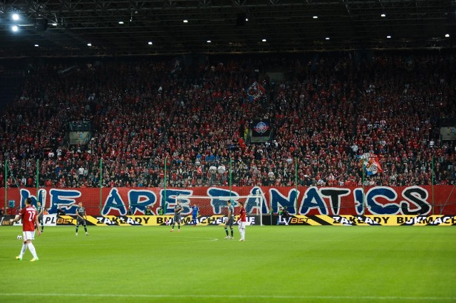 Lotto Ekstraklasa. Runda jesienna w Ekstraklasie zakończyła się po 20 kolejkach. Mieliśmy w tym czasie kilka ciekawych spotkań, na których trybuny pękały w szwach. Niestety, wraz z przyjściem mrozów średnia frekwencja notorycznie spadała. Kto mógł się cieszyć najlepszym wynikiem, a kto pozostał na szarym końcu? Oto frekwencja klubów Ekstraklasy w rundzie jesiennej sezonu 2018/19.