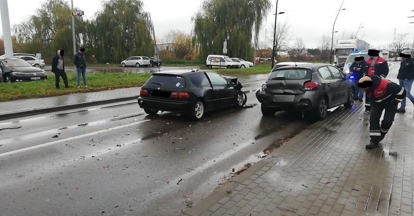 Kolizja trzech samochodów w Kobylnicy [ZDJĘCIA]
