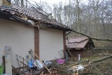 Powalone drzewa, zniszczone ogrodzenie i dach przepompowni ścieków... Wiatr w Łagowie dał się we znaki