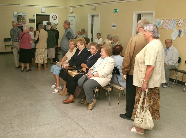 Zainteresowanie radomskich seniorów darmowymi szczepionkami jest coraz większe. Po lekarstwo ustawiają się codziennie w gigantycznej kolejce.