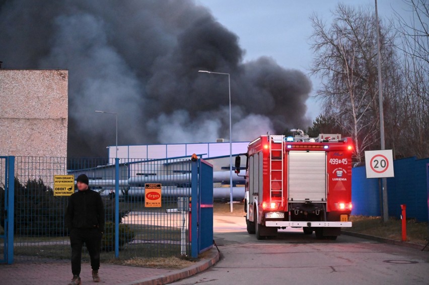 Pożar na terenie zakładów produkcyjnych Cersanit w Starachowicach. Zobacz zdjęcia i zapis transmisji. Raport na bieżąco