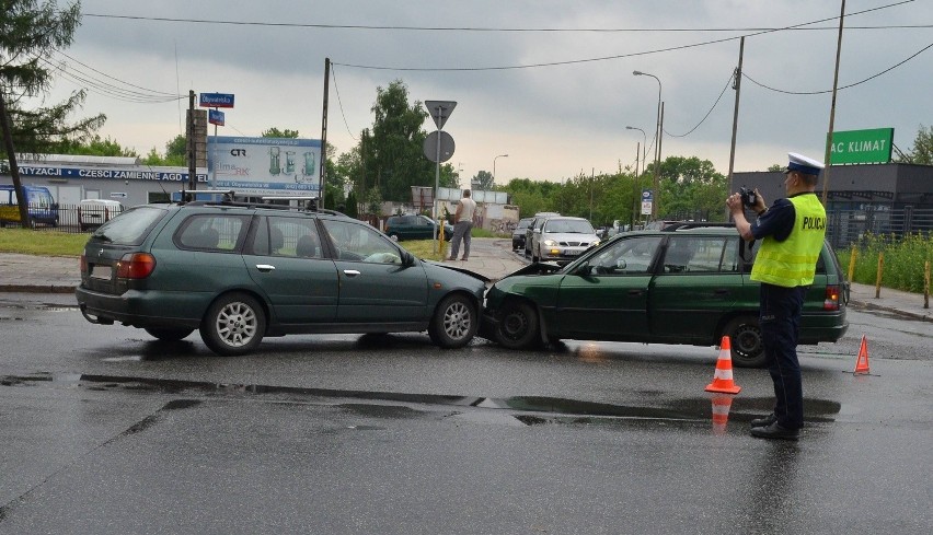Wypadek na ul. Obywatelskiej. Czołowe zderzenie dwóch aut [ZDJĘCIA+FILM]