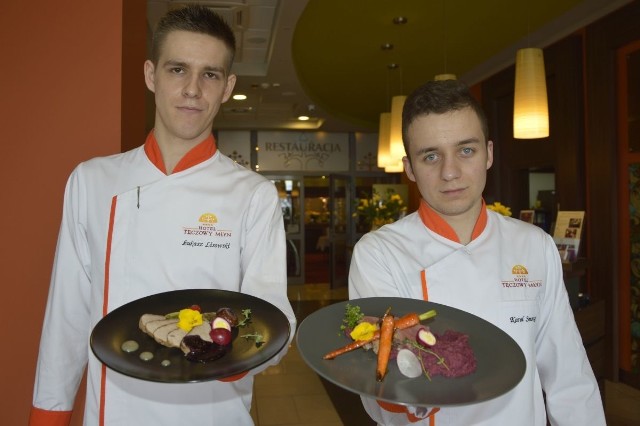 Pyszne mięsne specjały z dodatkiem jaj prezentują Karol Smorąg i Łukasz Lisowski z restauracji w kieleckim hotelu Tęczowy Młyn.