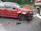 Wypadek na krajowej trasie numer 74 w Opatowie. Osobówka zderzyła się z ciężarówką