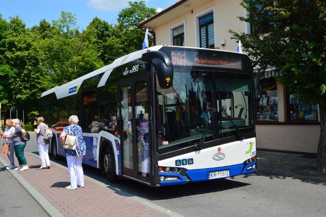W weekendy autobusy 301 (Nowy Kleparz - Wieliczka - Niepołomice) zaczęły być wręcz oblegane. Pasażerowie mają dość poróżowania w ogromnym tłoku. Apelują o poprawę sytuacji