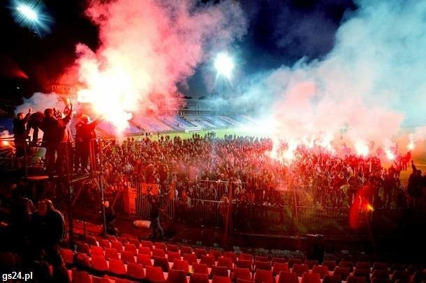 Po dojechaniu do Szczecina kibice hucznie imprezowali na stadionie.