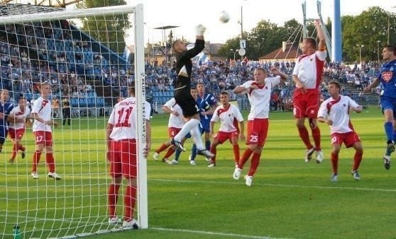 Jakub Szmatuła (w czarnym stroju) nie zagra więcej w barwach Piasta