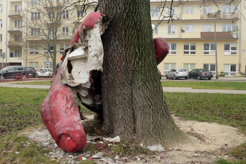 „Czarcia Łapa” zniszczona. 37-latek dwukrotnie zdewastował instalację artystyczną stojącą na placu Kaczyńskiego w Lublinie