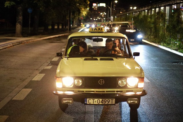 Kremowy fiat 125p "gra" w kręconym w Toruniu filmie "Taksówkarz" w reżyserii Ryszarda Kruka. Za jego kierownicę wsiadł znany z filmów młodzieżowych sprzed lat Henryk Gołębiewski