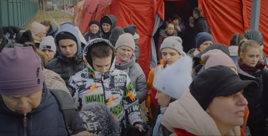 Uchodźców, którzy uciekają przed wojną z Ukrainy wspiera...
