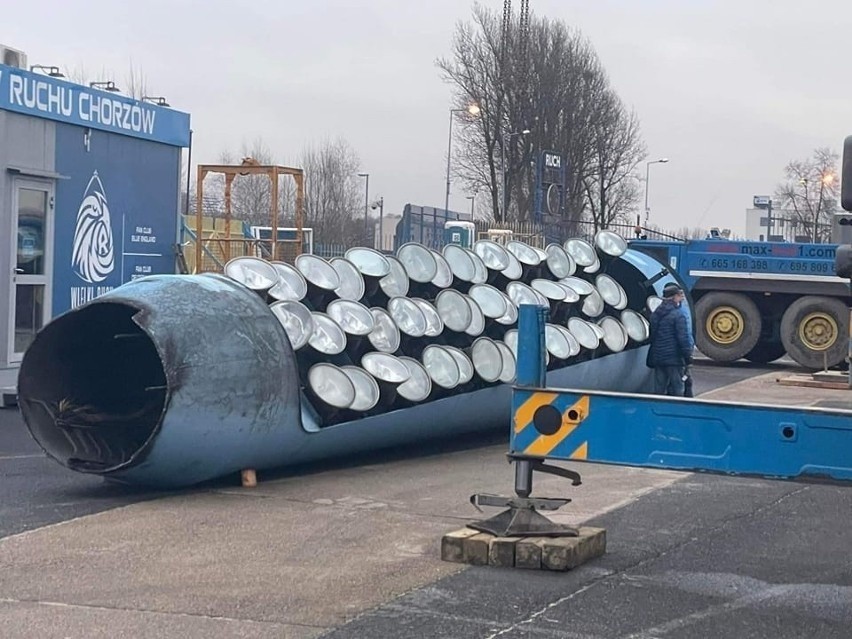 Na stadionie Ruchu wycięto jeden maszt oświetleniowy.na...