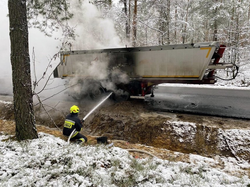 Pożar samochodu ciężarowego na trasie Brok - Poręba. Zniszczeniu uległa naczepa. Do pożaru doszło 20.11.2023