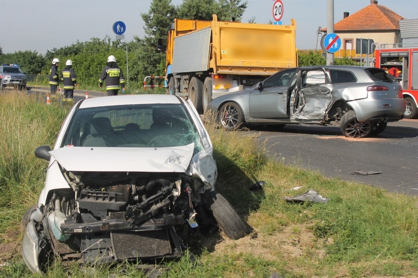 Zderzyły się dwa samochody osobowe oraz jeden ciężarowy....