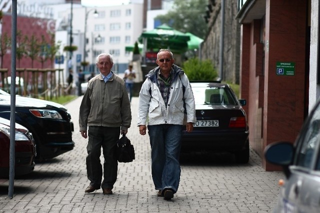 Hipolit Sawicki (na zdjęciu z lewej) i Władysław Karczewski znaleźli portfel i powiadomili o tym straż miejską. Mieli jednak wątpliwości co do zachowania mundurowych.